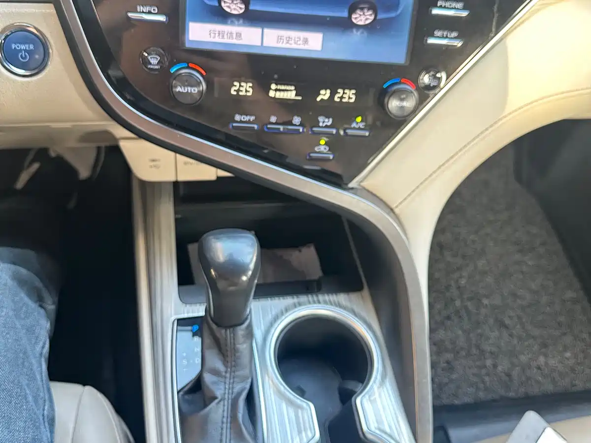 Toyota Camry 2018 Hybrid 2.5HG Luxury Edition фото 14