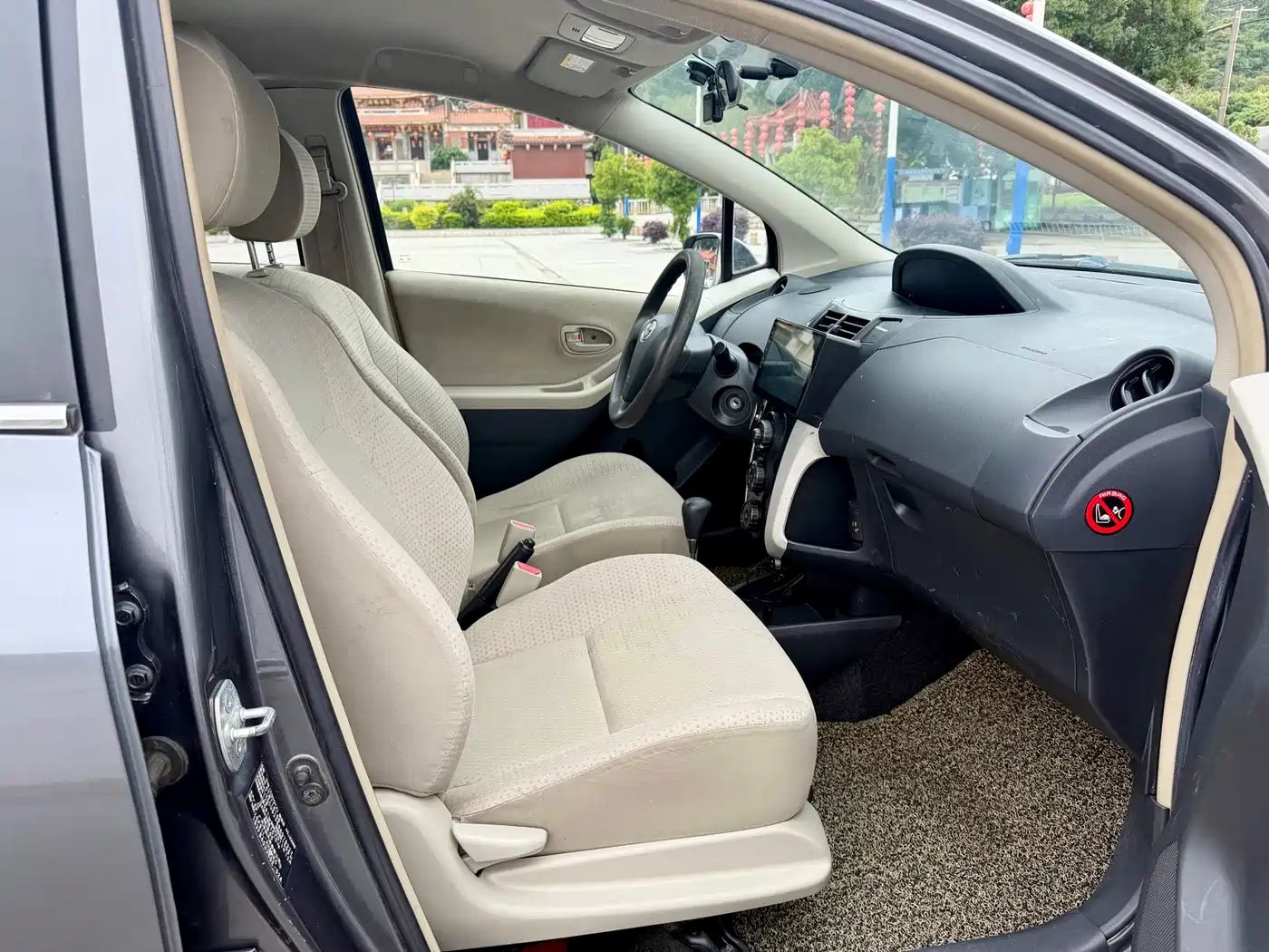 Toyota Yaris 2011 1.6E Auto Charm Edition фото 13