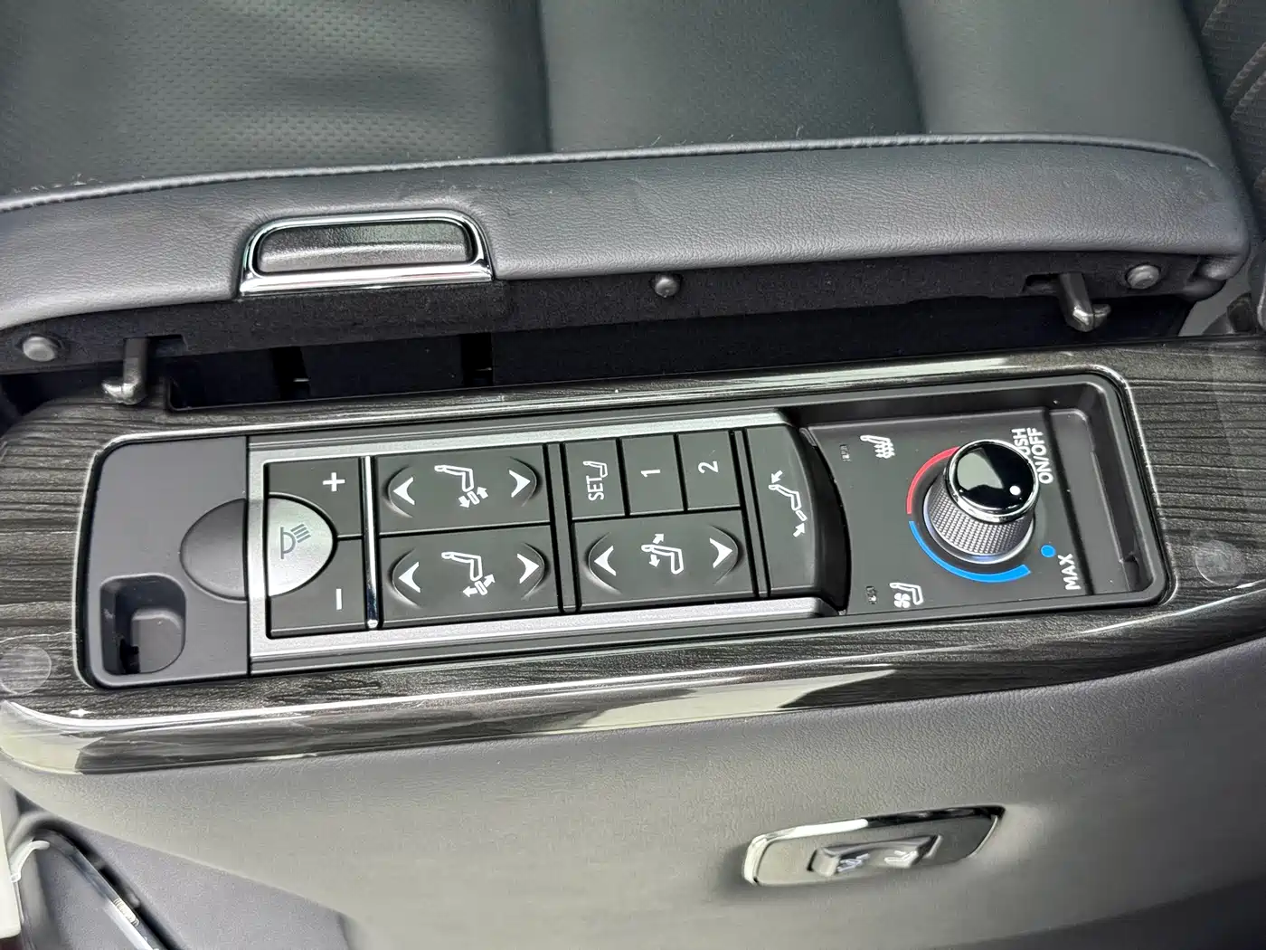 Lexus LM 2020 300h Seven-Seater Elegance Edition фото 21