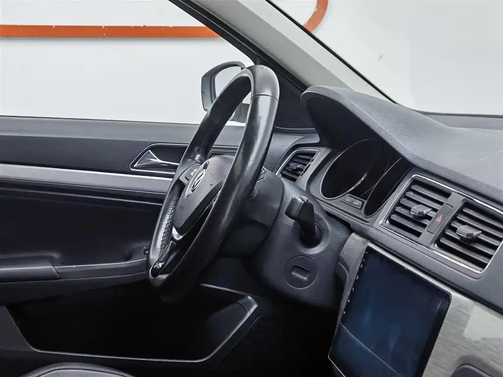 Volkswagen Lavida Tour 2017 180TSI DSG Comfort Edition фото 22
