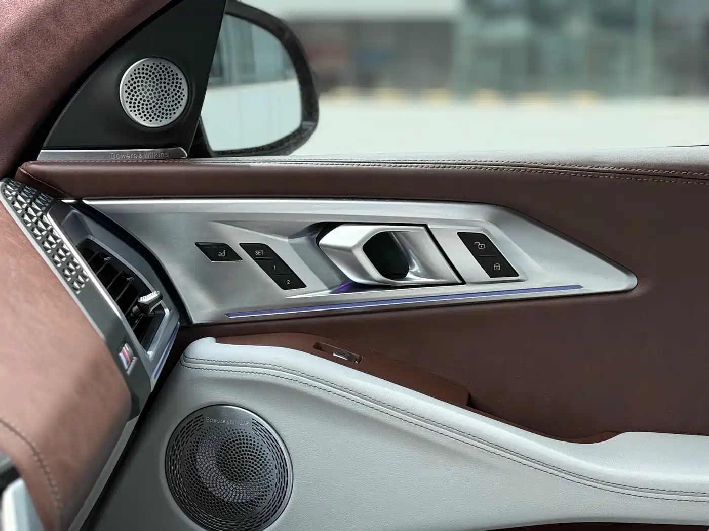 BMW XM 2023 50e фото 16