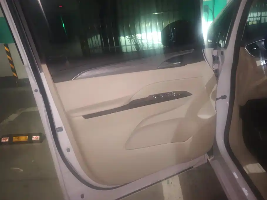 Photo 7 - Buick GL8