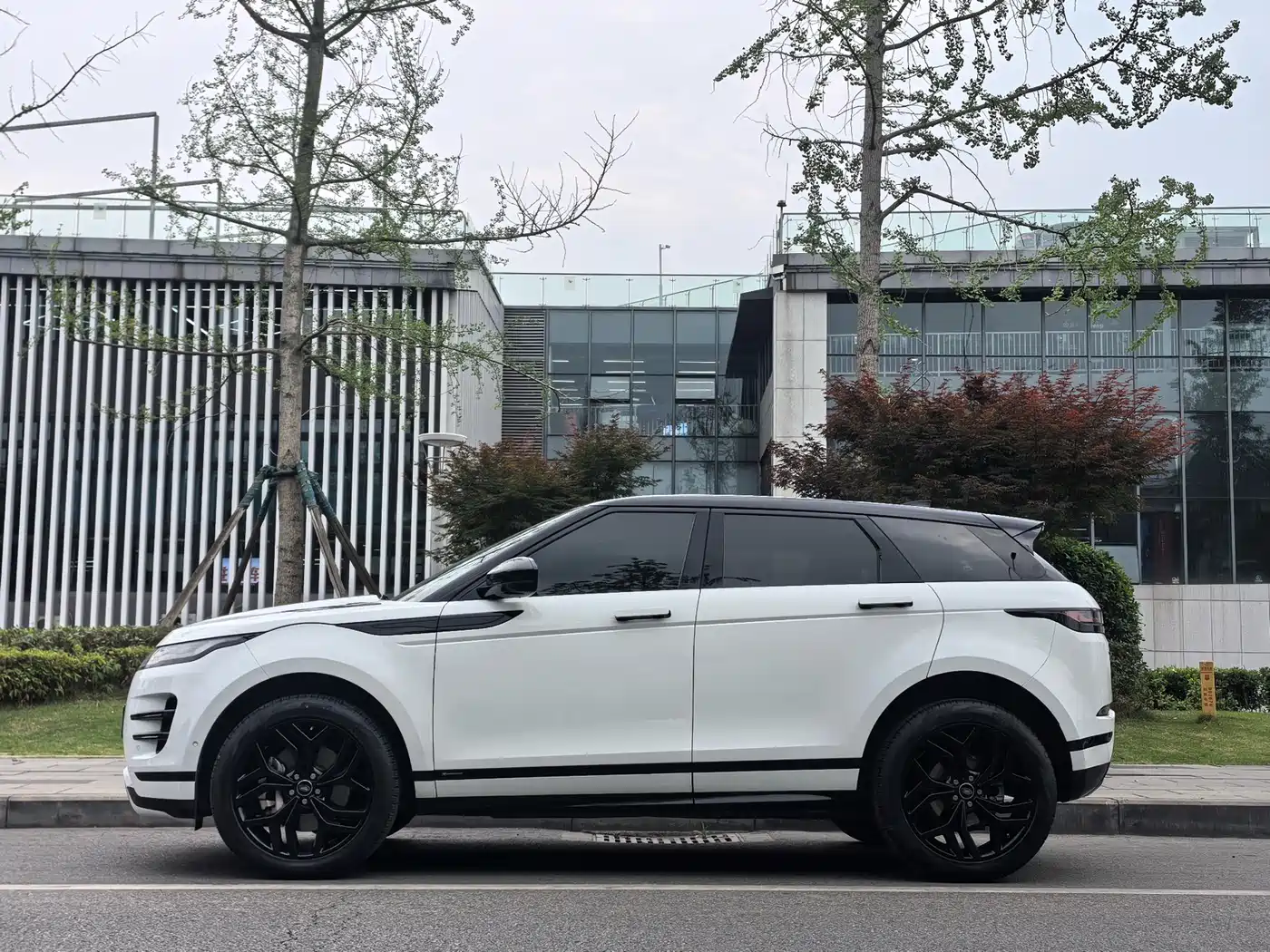 Land Rover Range Rover Evoque 2020 249PS Youth Edition фото 2