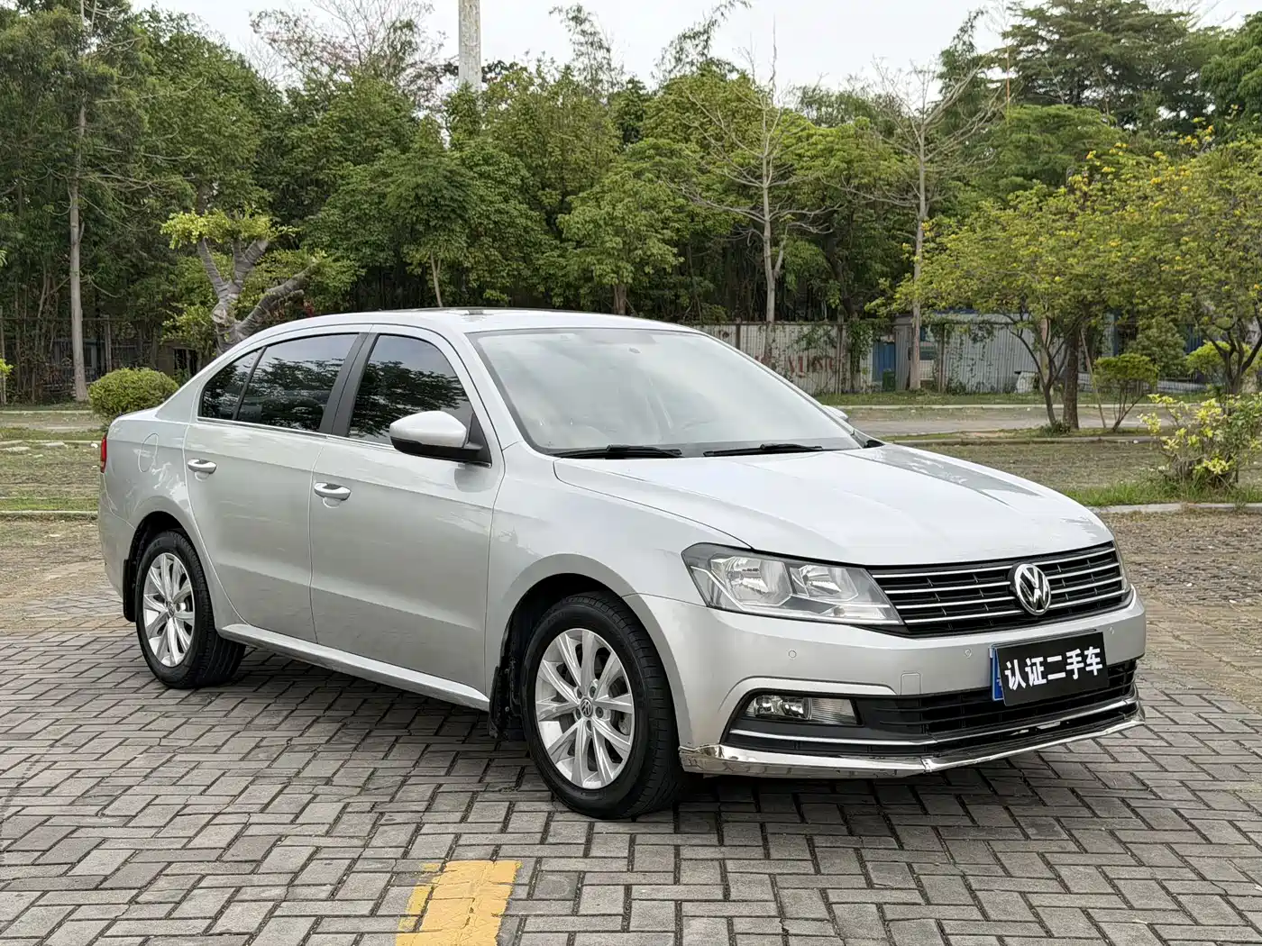 Volkswagen Lavida 2015 1.6L Automatic Comfort Edition фото 3