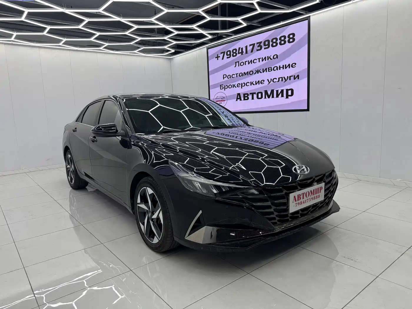 Hyundai Elantra 2021 1.5L CVT LUX Premium Edition фото 3
