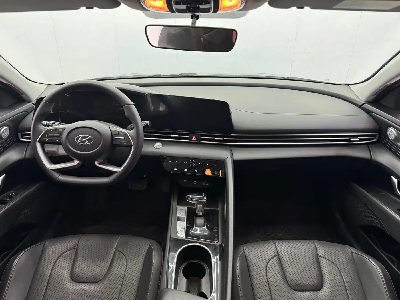 Hyundai Elantra 2021 1.5L CVT LUX Premium Edition фото 6