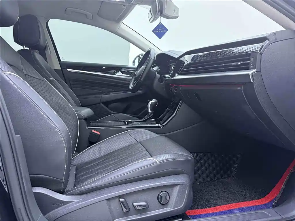 Volkswagen Passat 2022 330TSI Luxury Edition фото 18