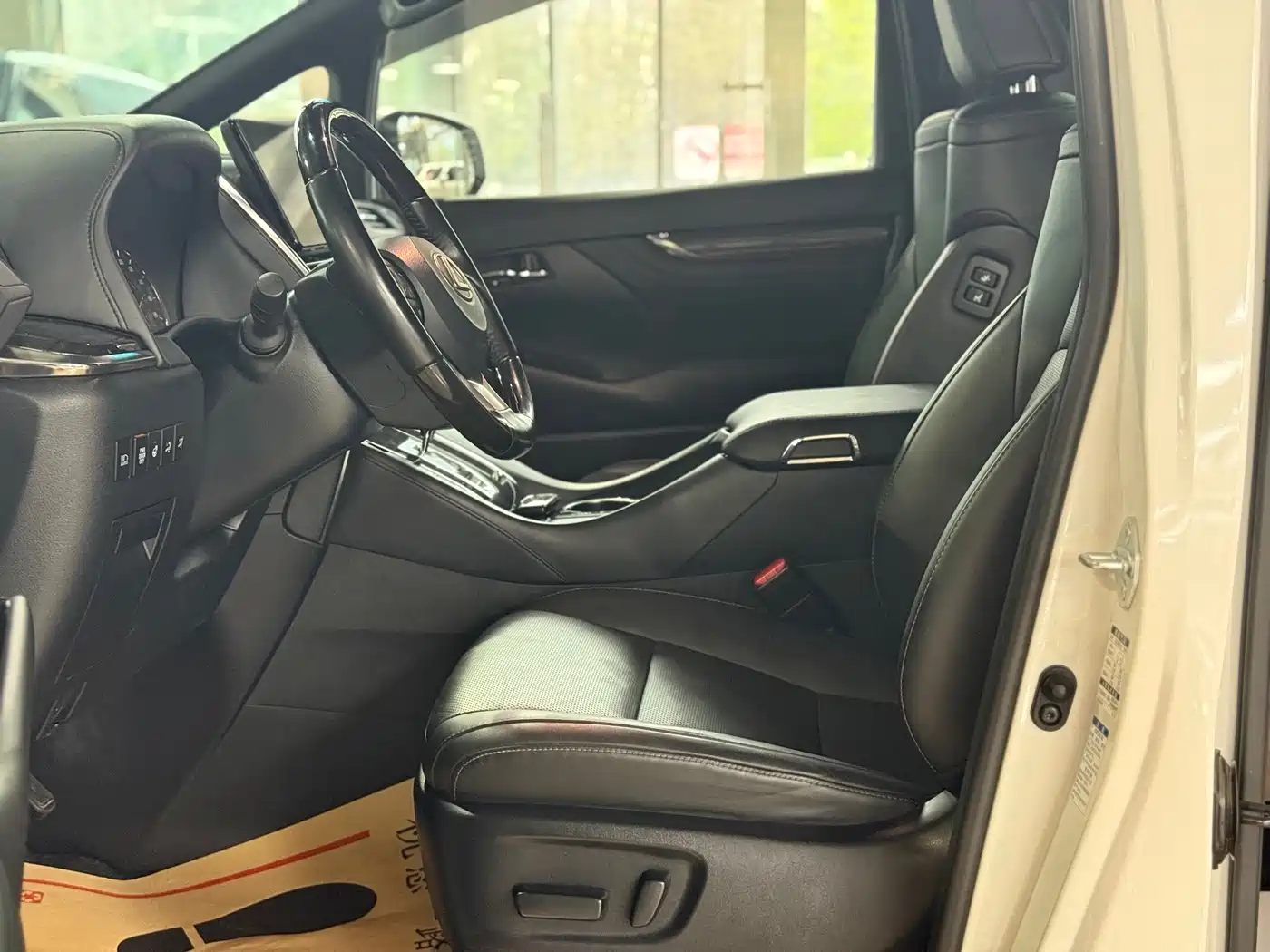 Lexus LM 2020 300h Seven-Seater Elegance Edition фото 13