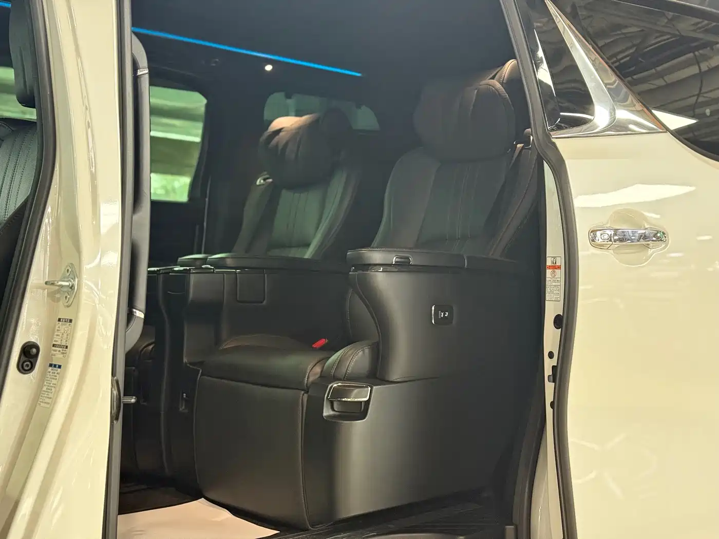 Lexus LM 2020 300h Seven-Seater Elegance Edition фото 14