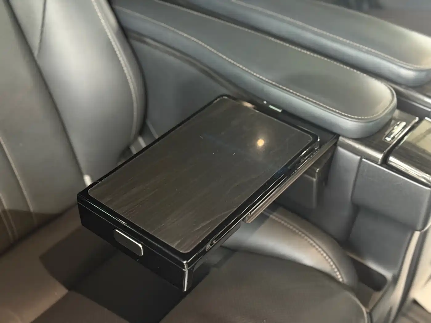 Lexus LM 2020 300h Seven-Seater Elegance Edition фото 21
