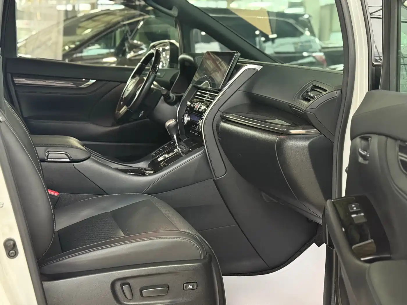Lexus LM 2020 300h Seven-Seater Elegance Edition фото 20