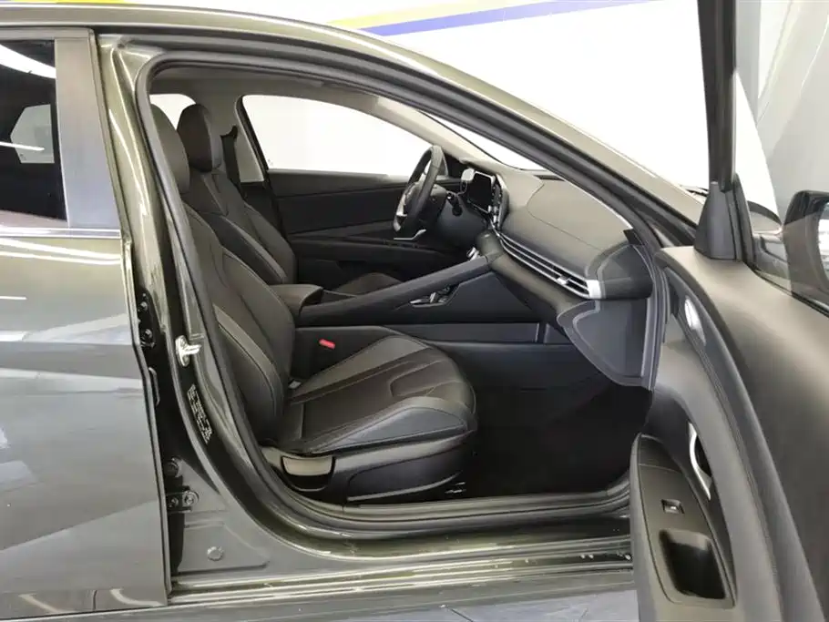 Hyundai Elantra 2023 1.5L CVT GLX Elite Edition фото 8