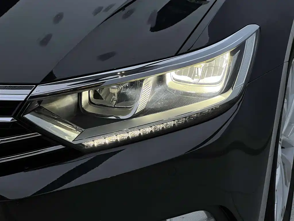 Volkswagen Magotan 2018 Facelift 330TSI DSG Luxury фото 4