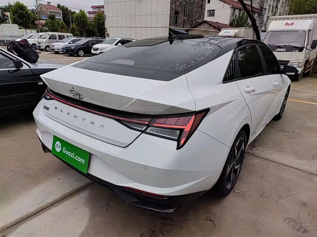 Hyundai Elantra 2022 1.5L CVT LUX Premium Edition фото 7
