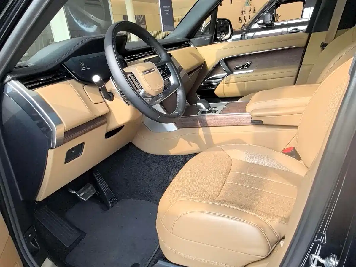 Land Rover Range Rover 2026 Model 3.0 L6 400PS SE Long Wheelbase Version фото 3