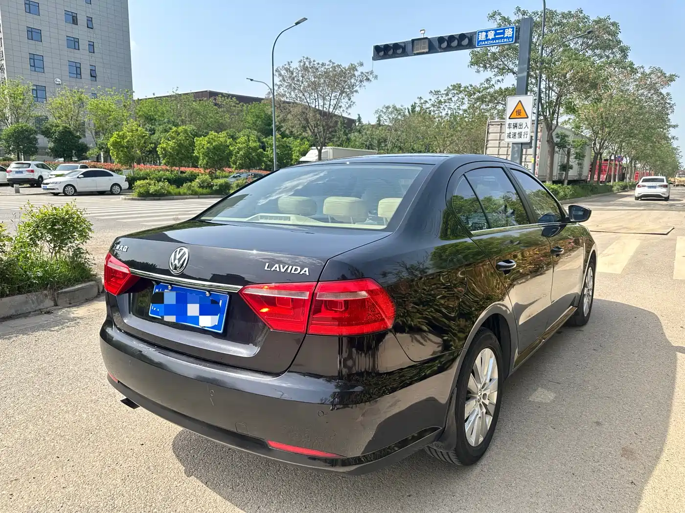 Volkswagen Lavida 2015 1.6L Automatic Comfort Edition фото 4