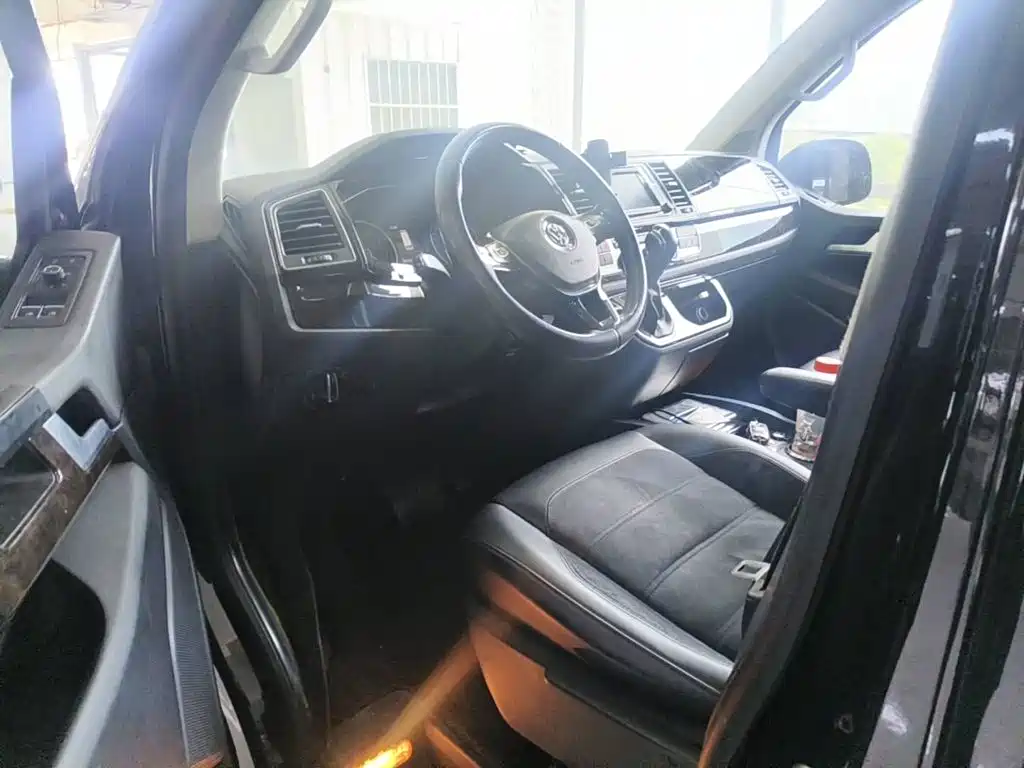 Photo 8 - Volkswagen Multivan