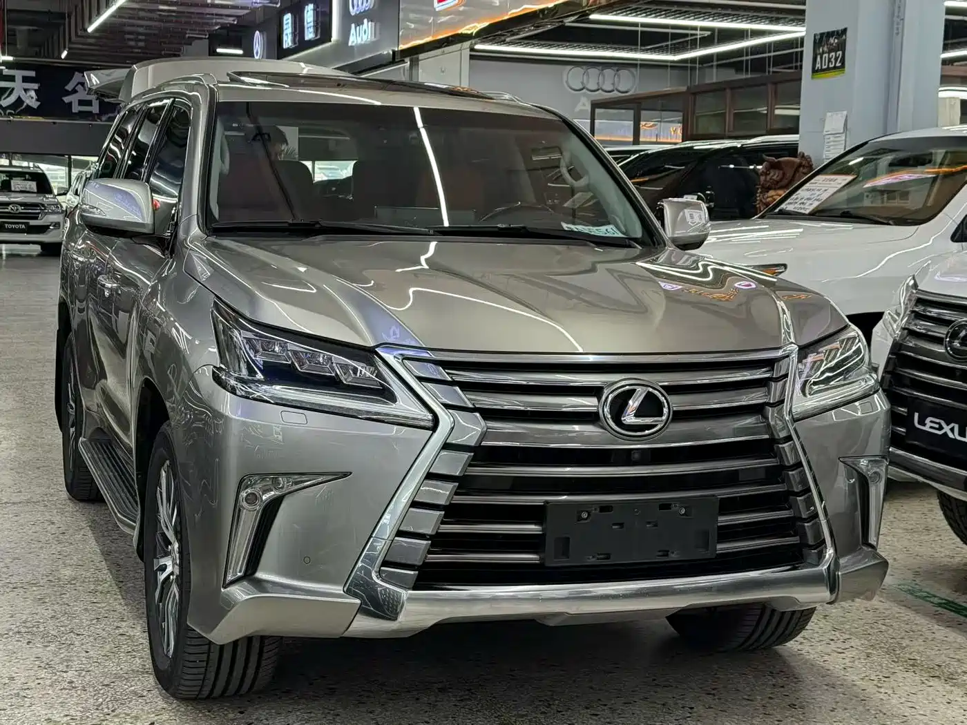 Фото 1 - Lexus LX