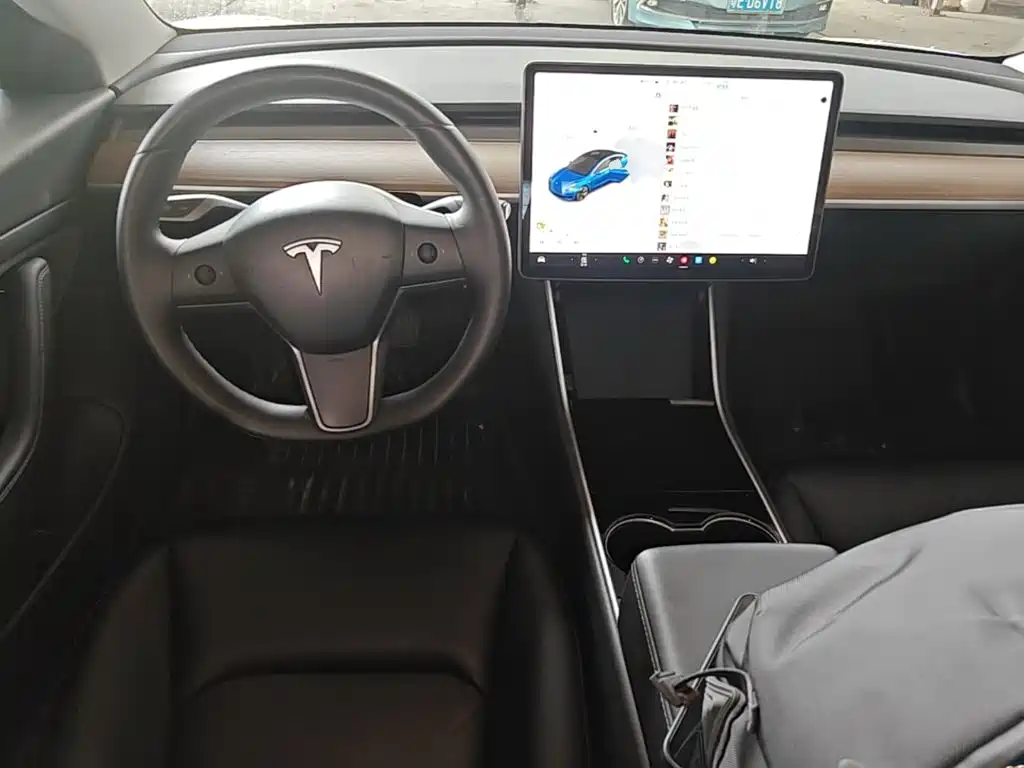 Фото 10 - Tesla Model 3