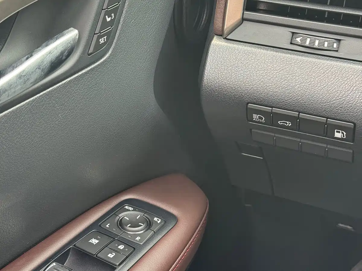 Photo 15 - Lexus RX
