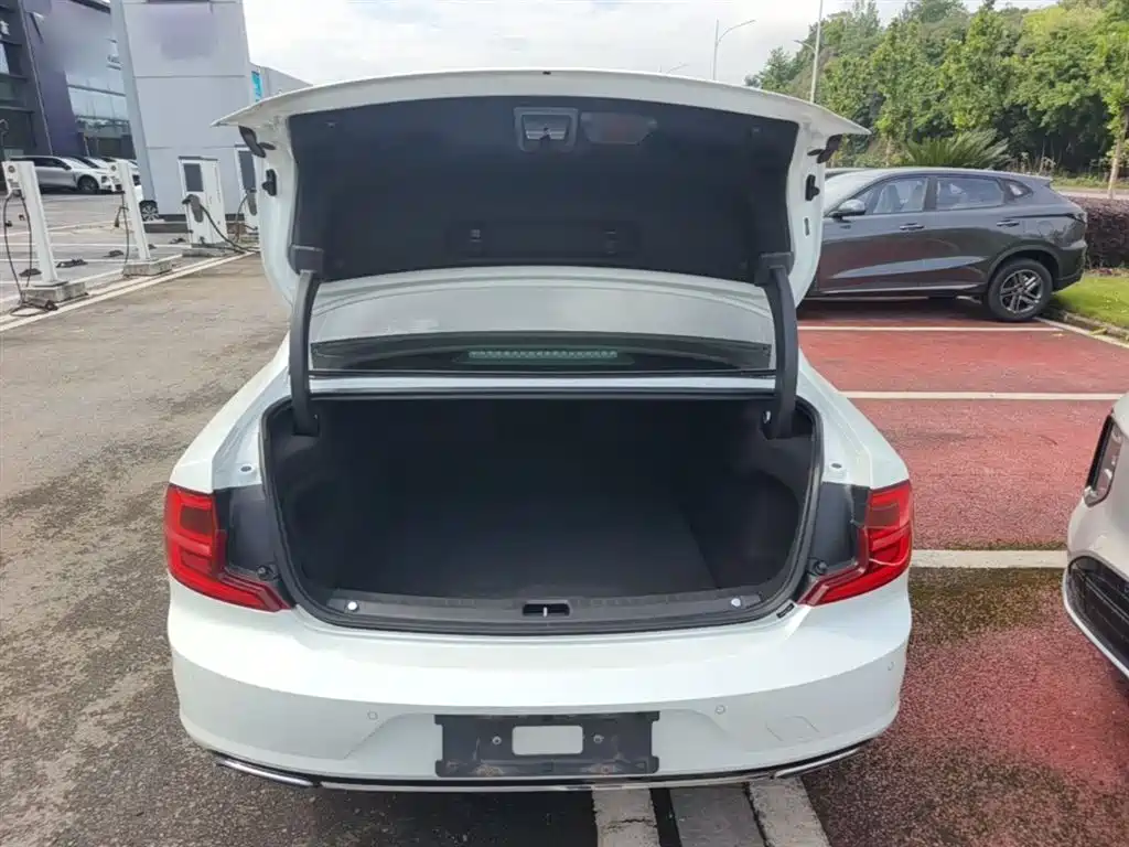 Фото 19 - Volvo S90