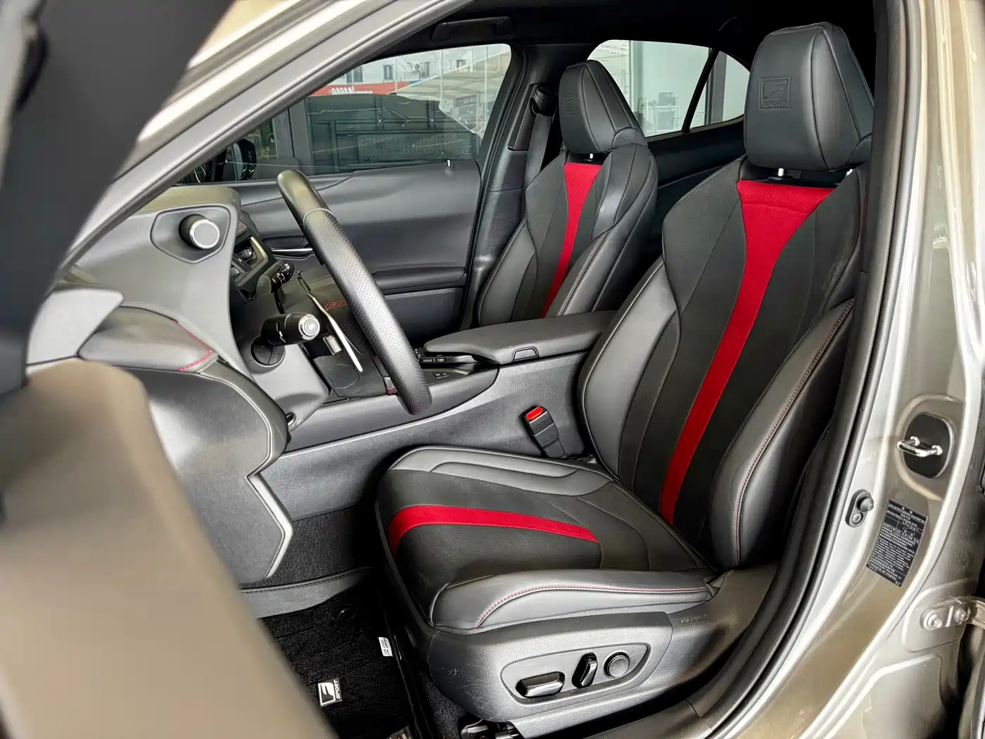 Фото 5 - Lexus UX