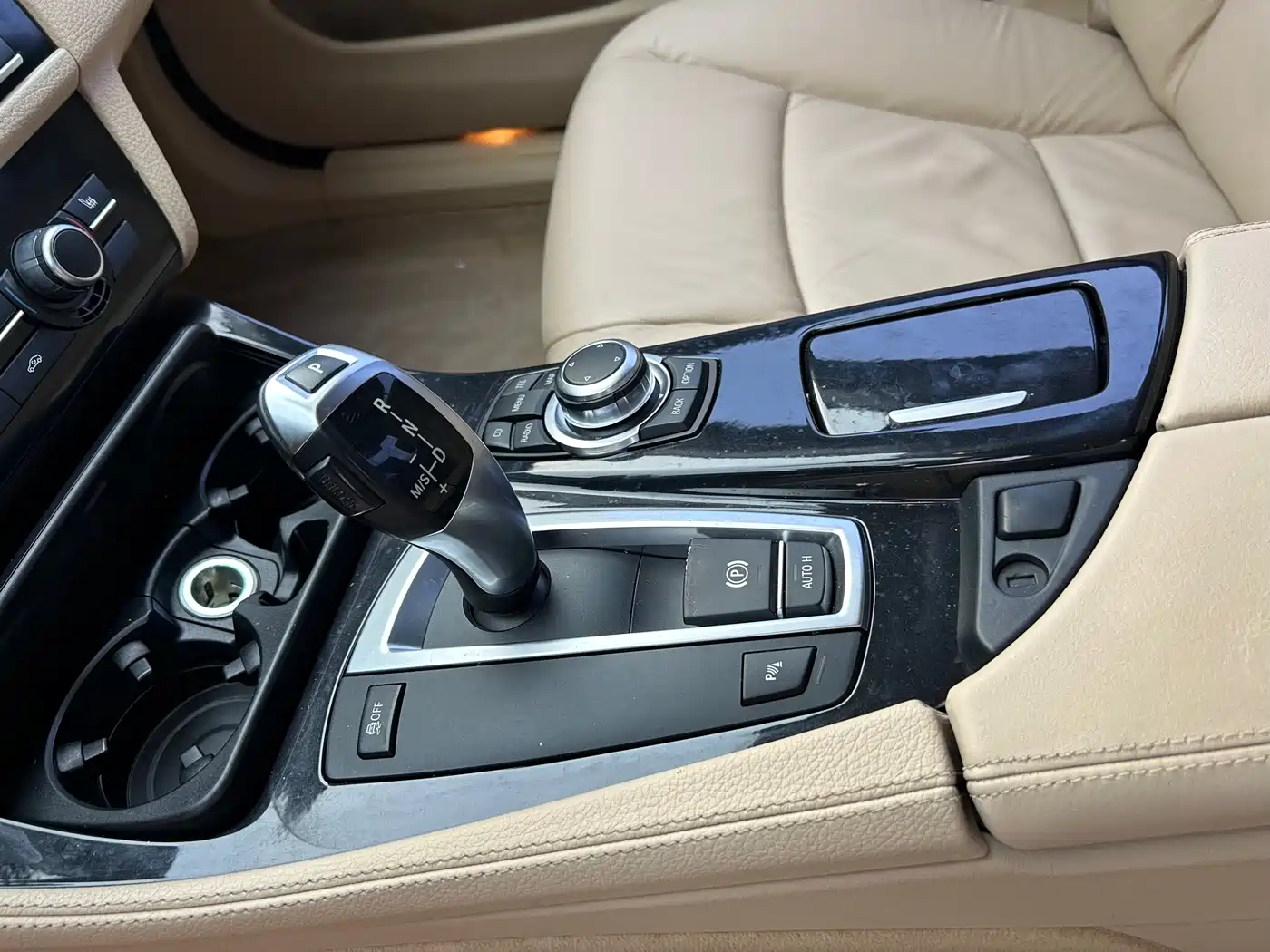 BMW 5 Series 2011 523Li Leading фото 13