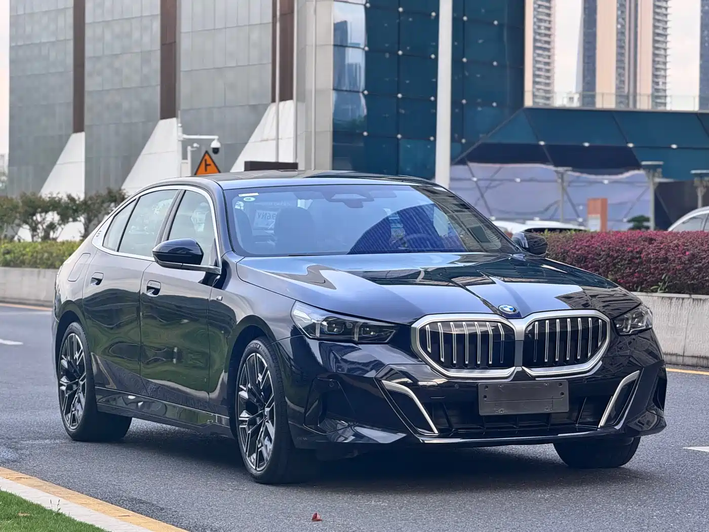 BMW 5 Series 2025 530Li Premium M Sport Package фото 29