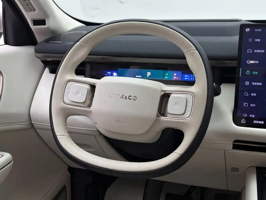 Photo 12 - Lynk & Co 900