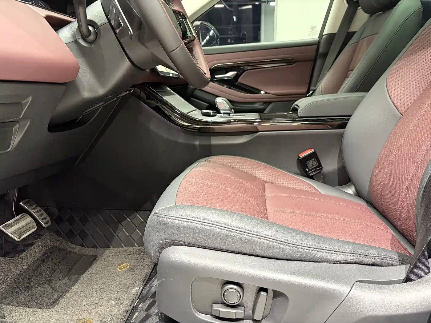 Land Rover Range Rover Evoque 2024 Range Rover Evoque L 249PS Light Master Edition фото 8