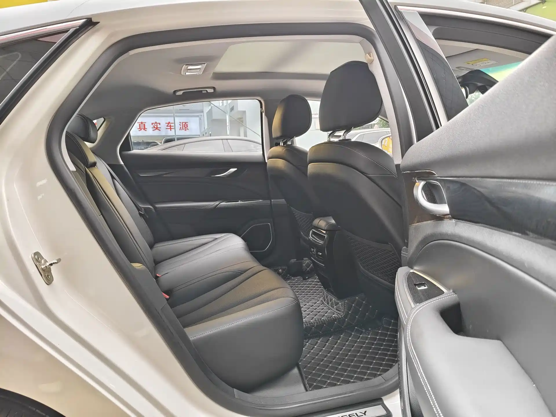 Фото 9 - Geely Borui