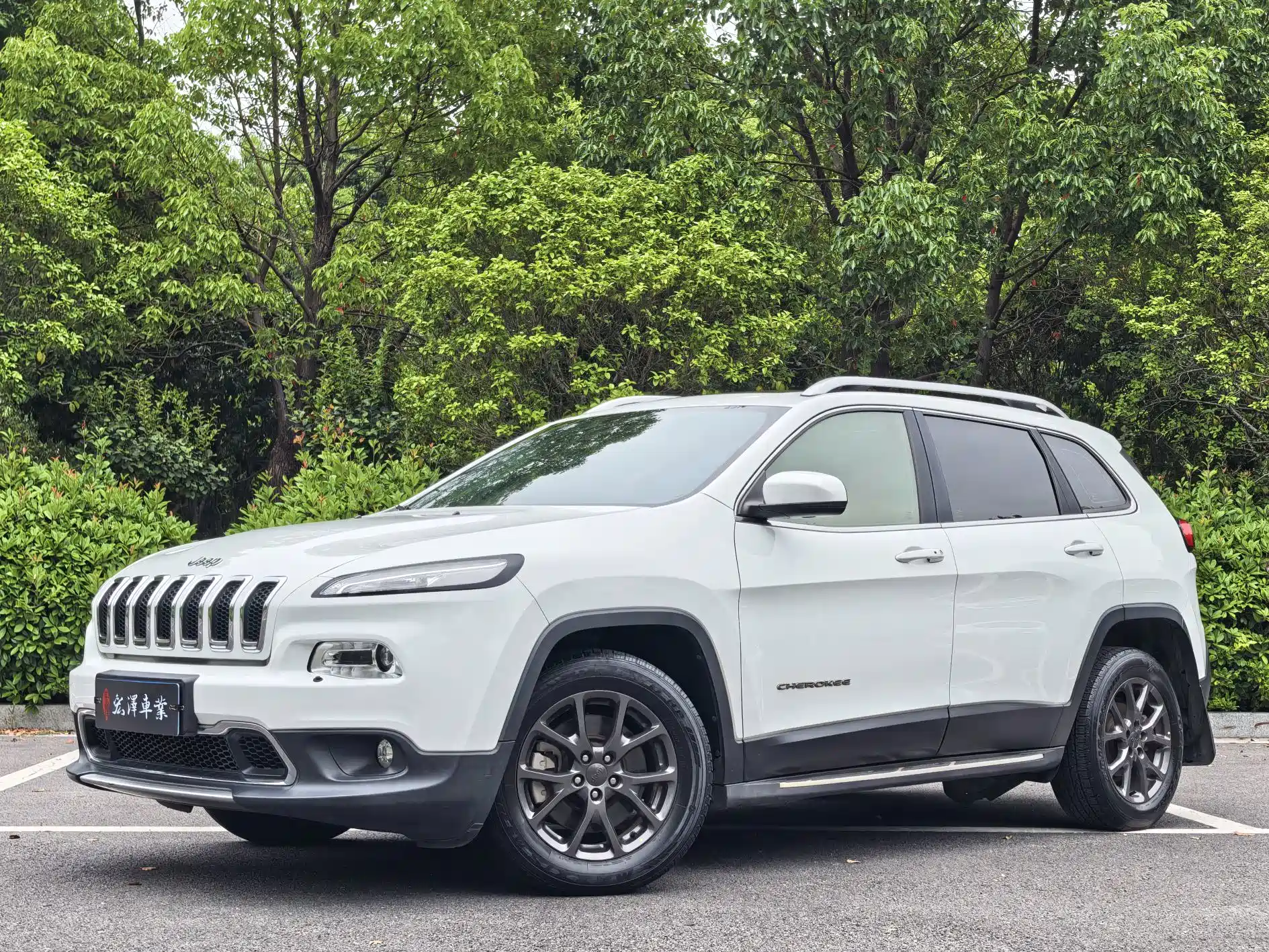 Фото 1 - Jeep Cherokee