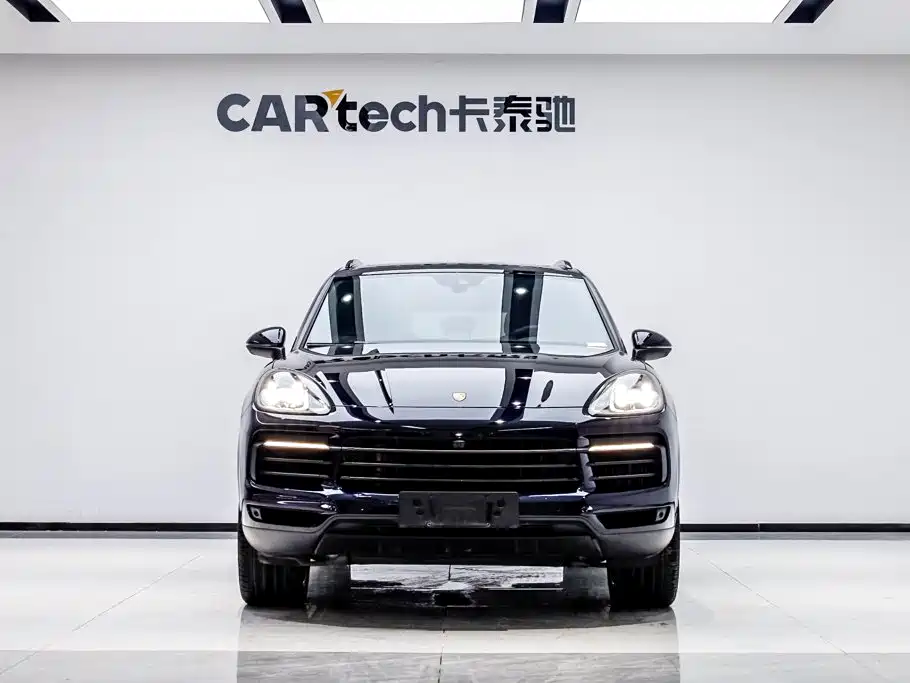 Photo 2 - Porsche Cayenne New Energy