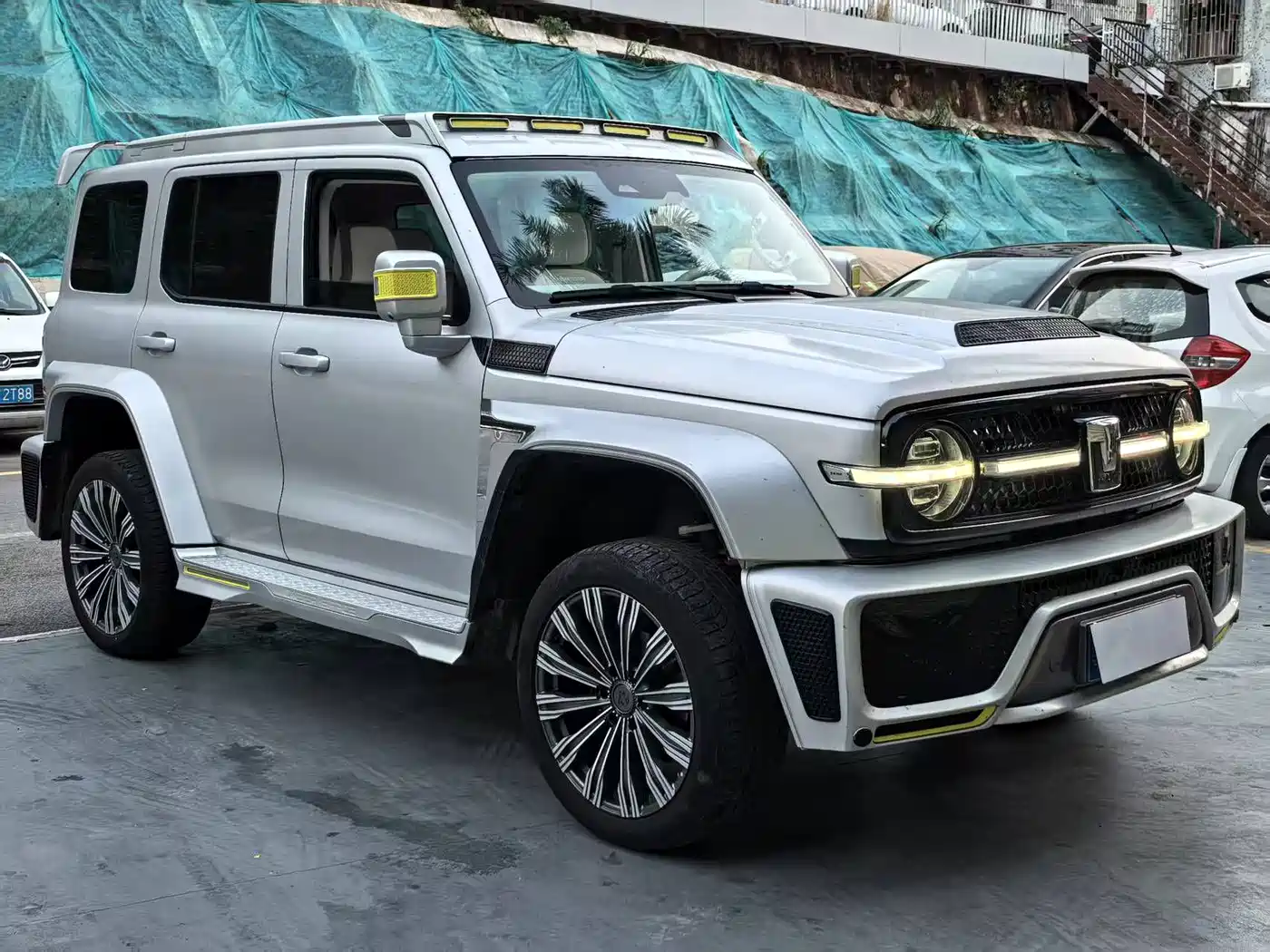 TANK CO CREATION TANK 300