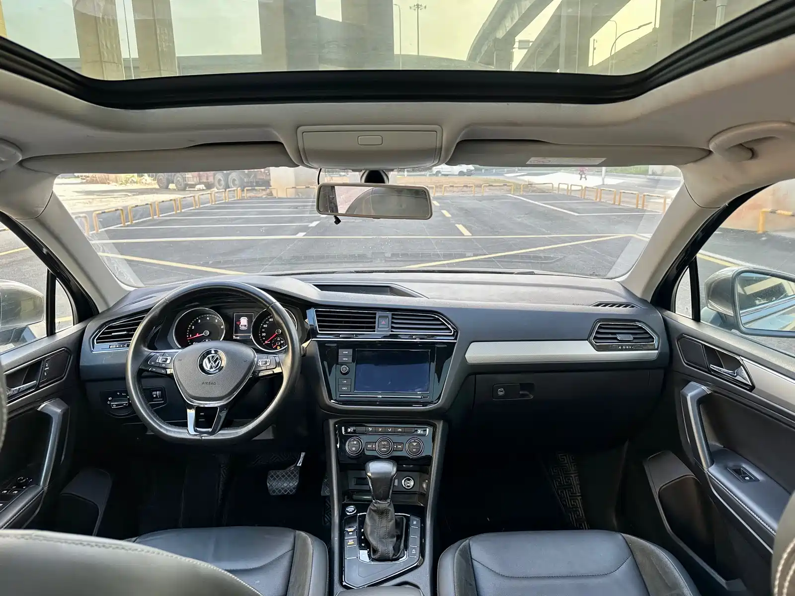 Photo 11 - Volkswagen Tiguan L