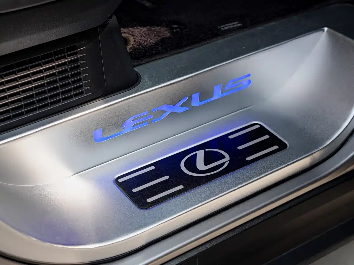Photo 20 - Lexus LM