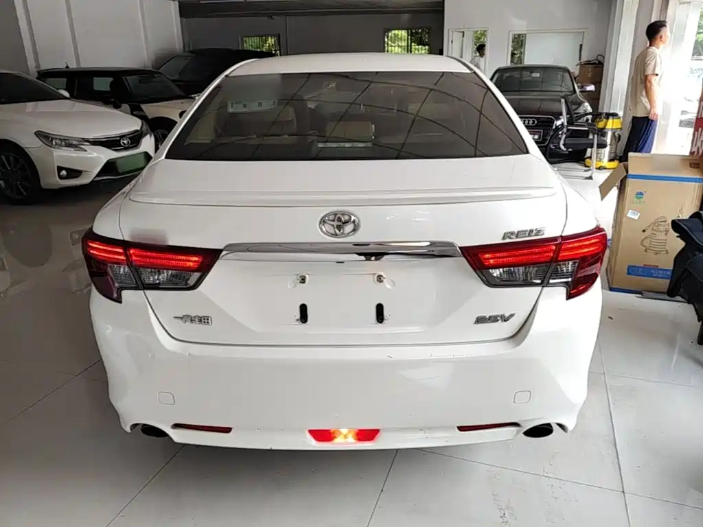 Toyota Reiz 2016 2013 2.5V Premium Edition