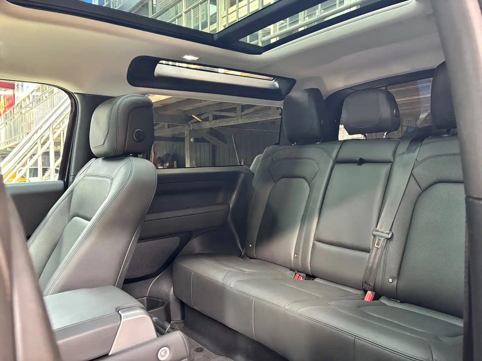 Photo 10 - Land Rover Defender