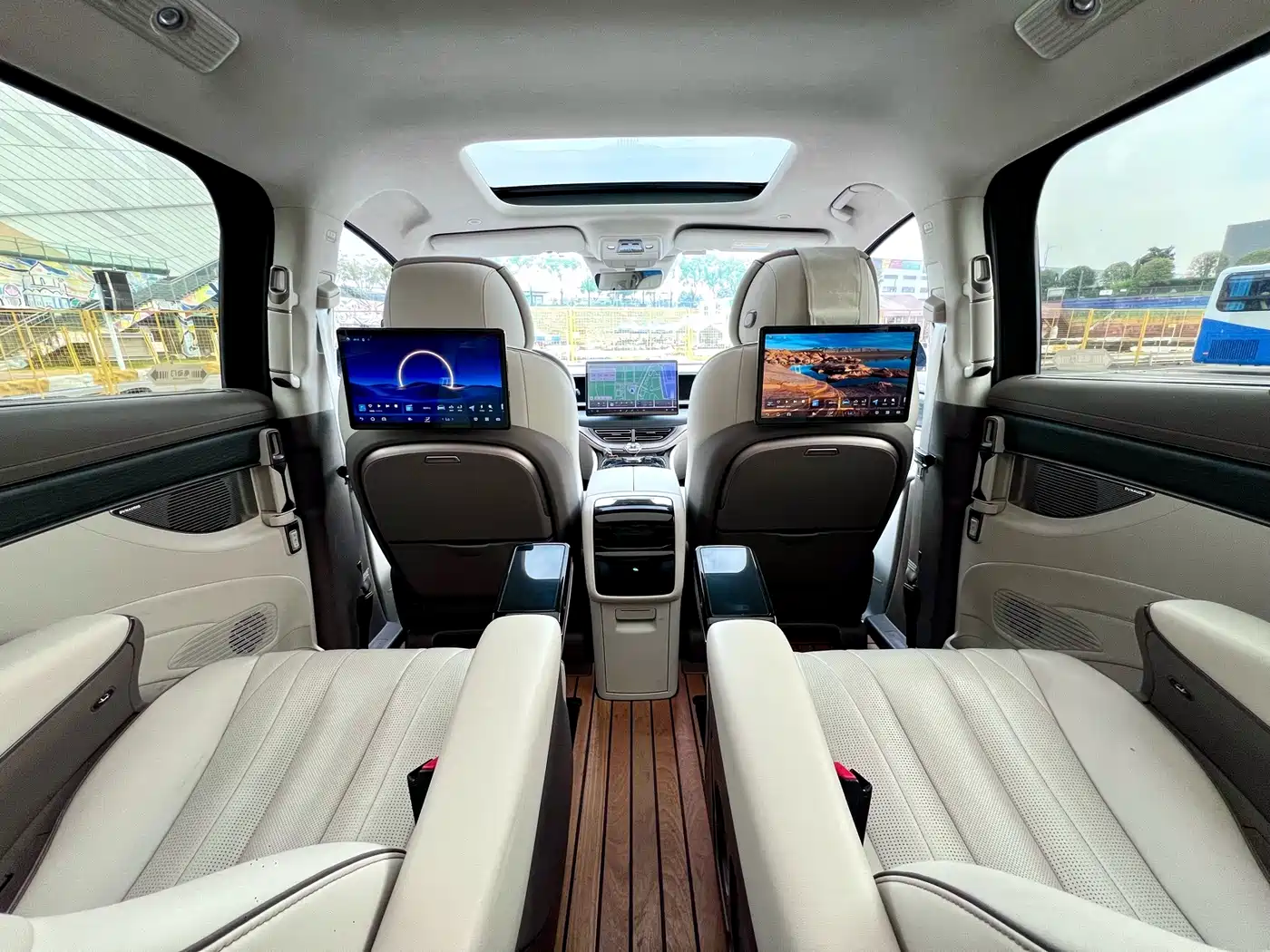 Denza D9 2023 2022 DM-i 970 AWD Flagship