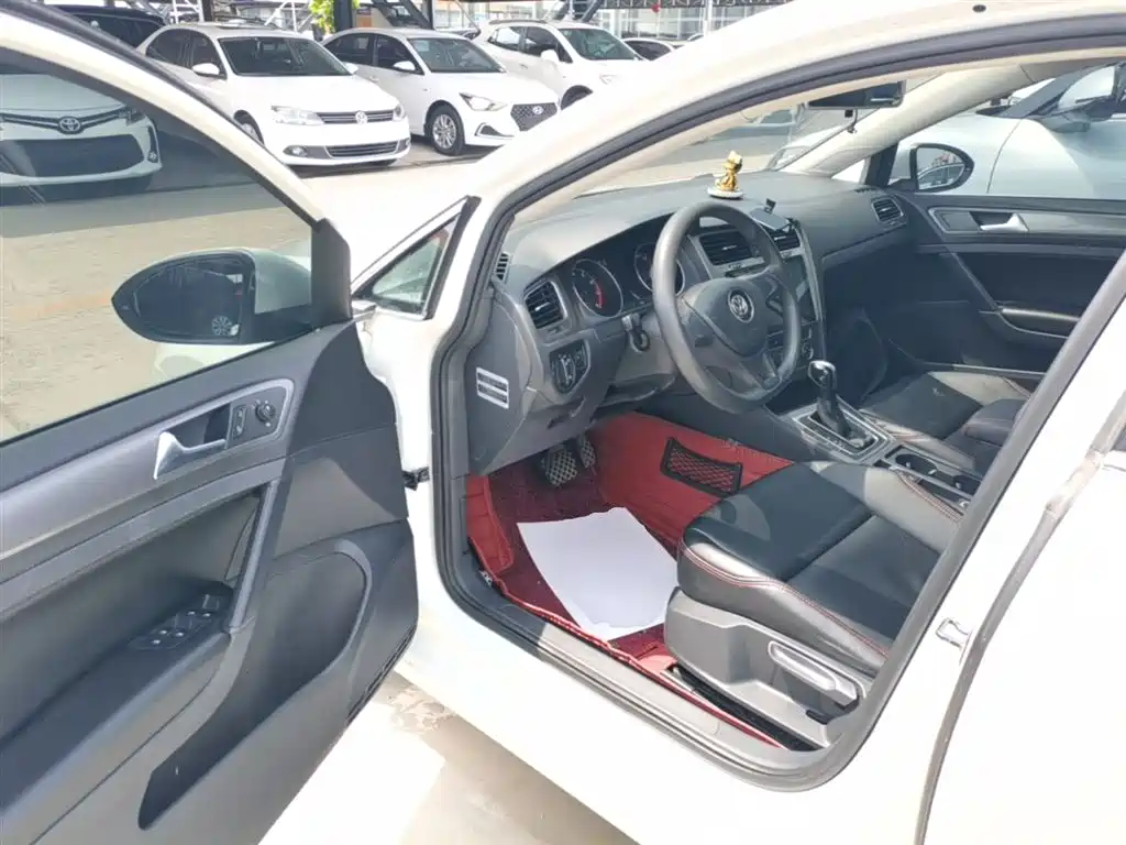 Volkswagen Golf 2014 1.6L Automatic Fashion Edition фото 16