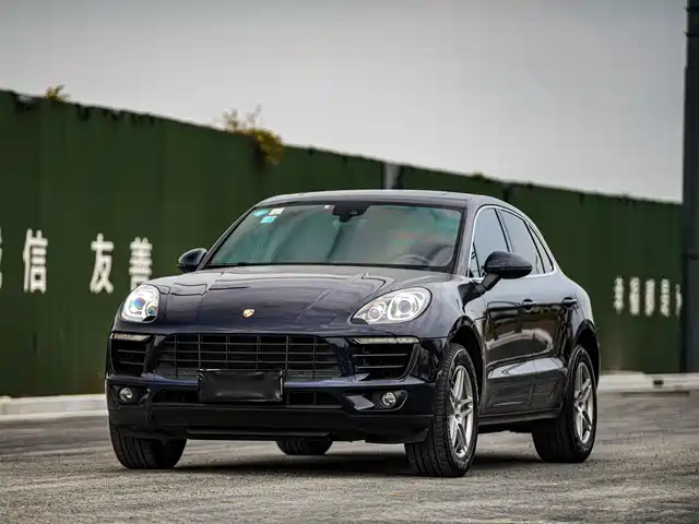 PORSCHE MACAN