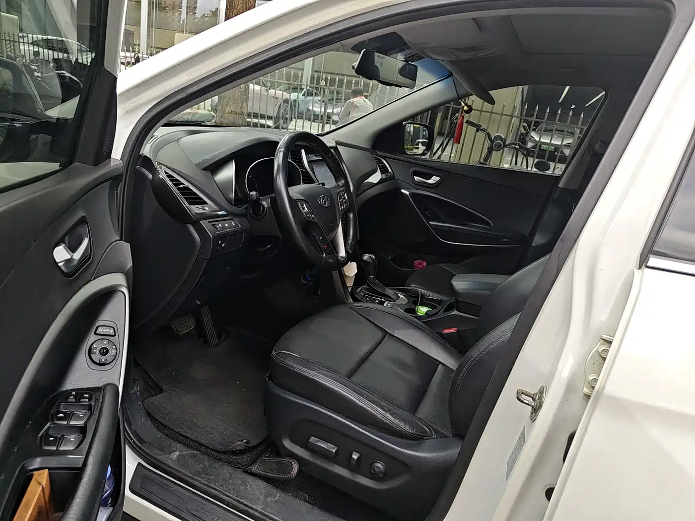 Hyundai Santa Fe 2015 2.4L Automatic 2WD Smart 5-seater фото 3