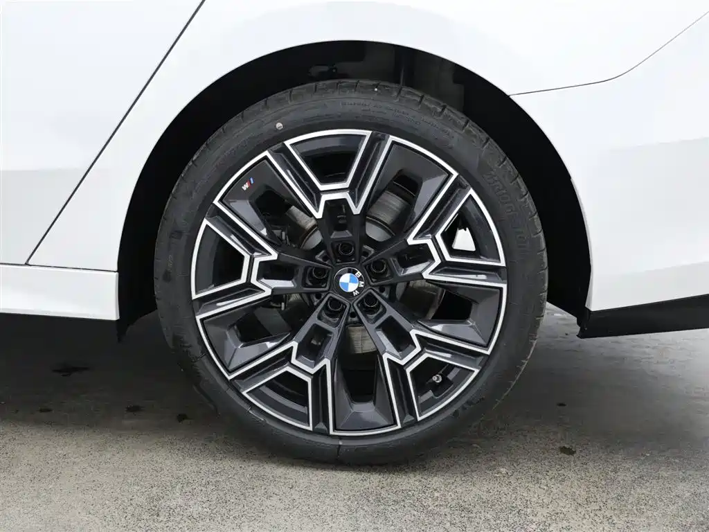 BMW 5 Series 2025 530Li Premium M Sport Package фото 16