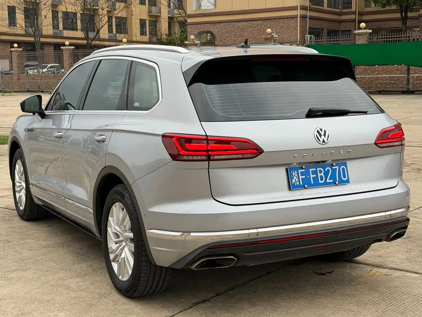 VOLKSWAGEN TOUAREG