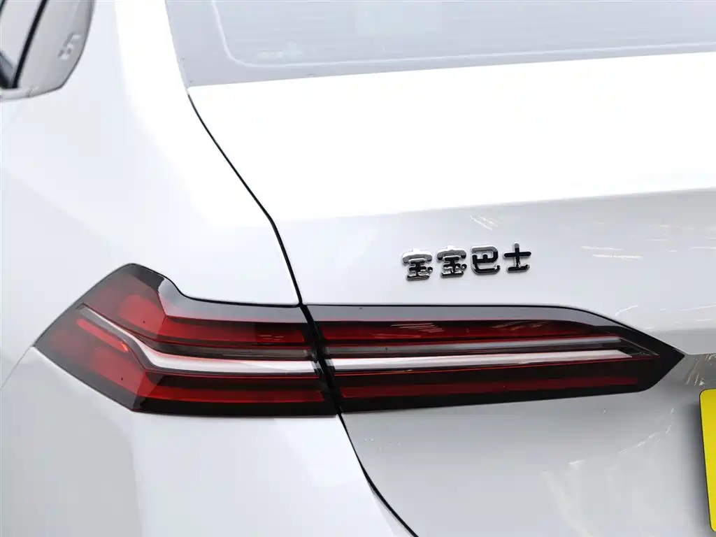 BMW 5 Series 2025 530Li Premium M Sport Package фото 7