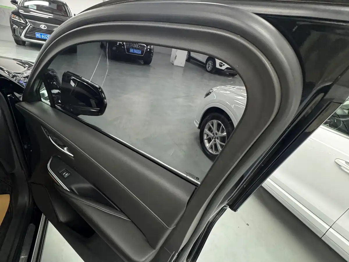 Фото 6 - Cadillac XT4
