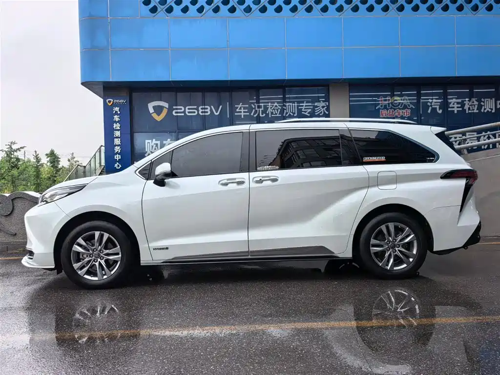 Toyota Sienna 2021 2.5L Hybrid Platinum Edition фото 3