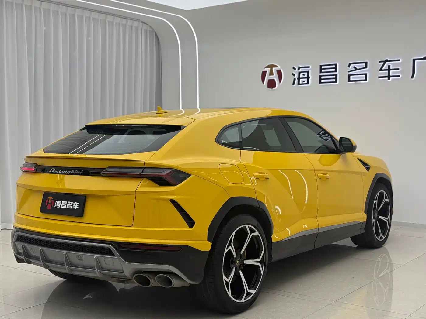 LAMBORGHINI URUS