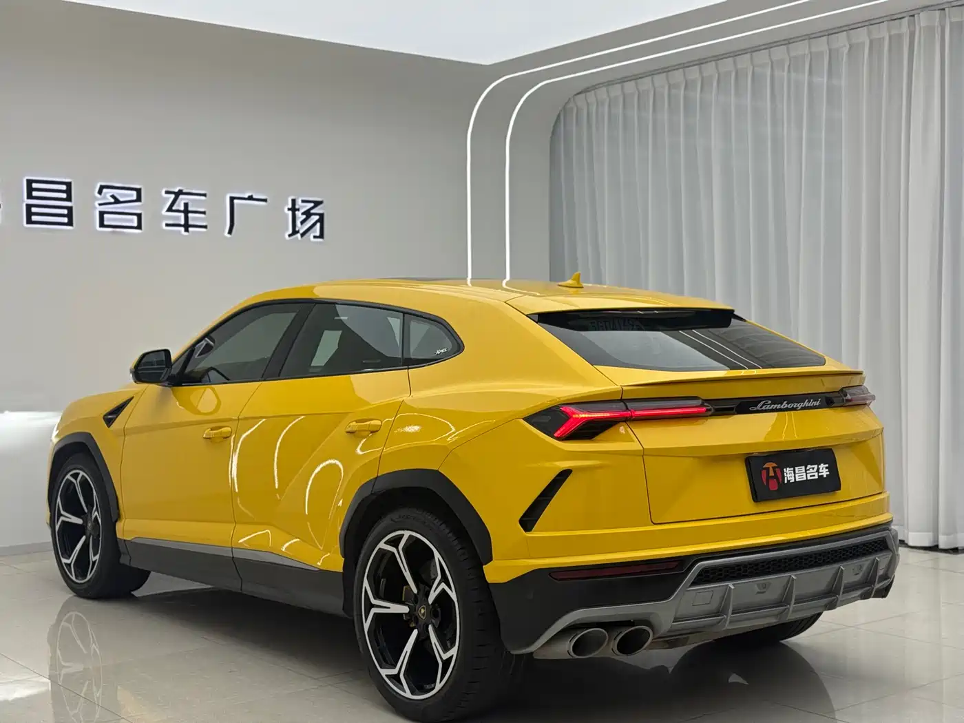LAMBORGHINI URUS