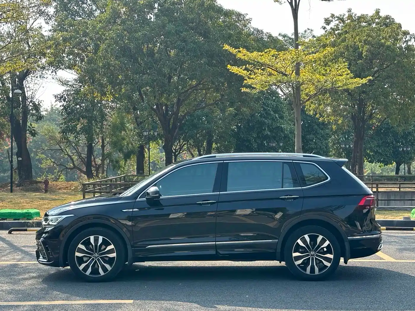 Volkswagen Tiguan L 2022 380TSI Automatic 4WD R-Line Flagship 7-Seater фото 4